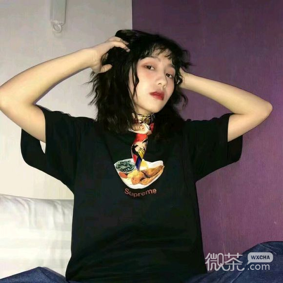 微信酷酷的俏皮长发女生头像