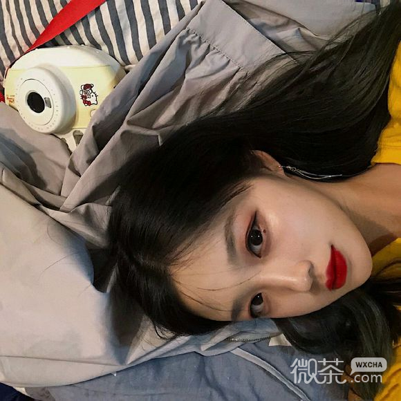 微信酷酷的俏皮长发女生头像