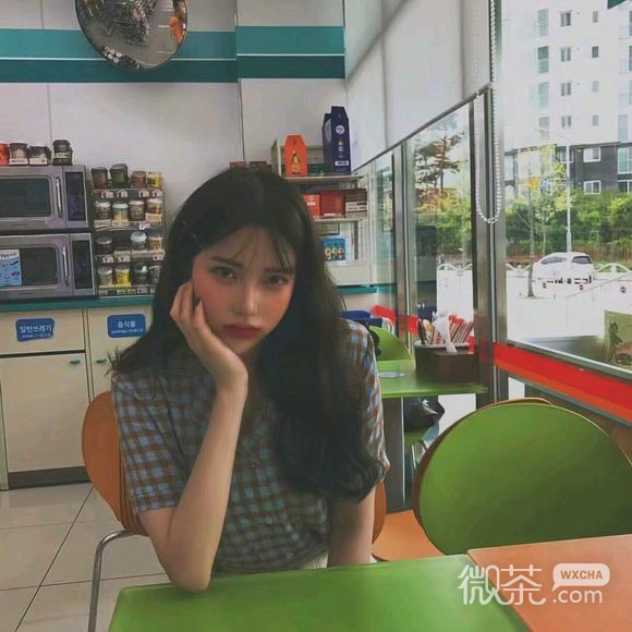 微信酷酷的俏皮长发女生头像