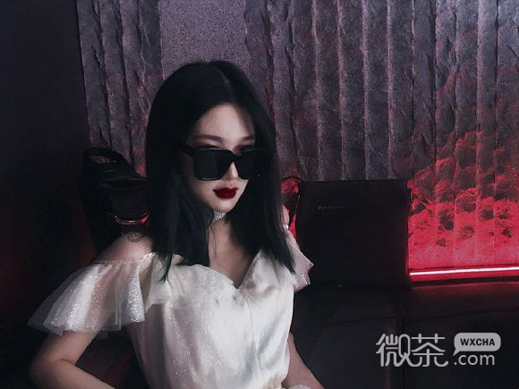 微信酷酷的俏皮长发女生头像