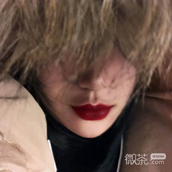 微信酷酷的俏皮长发女生头像