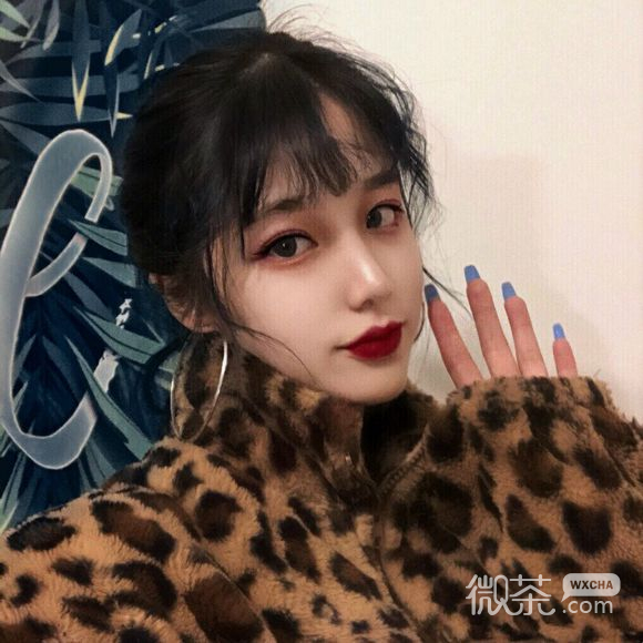 微信酷酷的俏皮长发女生头像