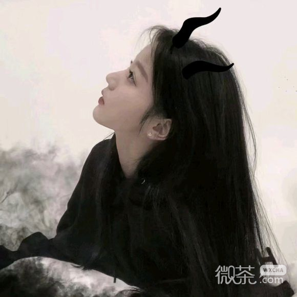 微信酷酷的俏皮长发女生头像