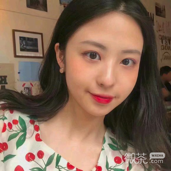 微信酷酷的俏皮长发女生头像