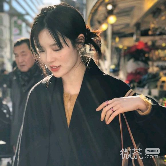 文艺洒脱性感女生头像
