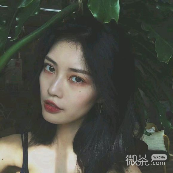 微信酷酷的俏皮长发女生头像