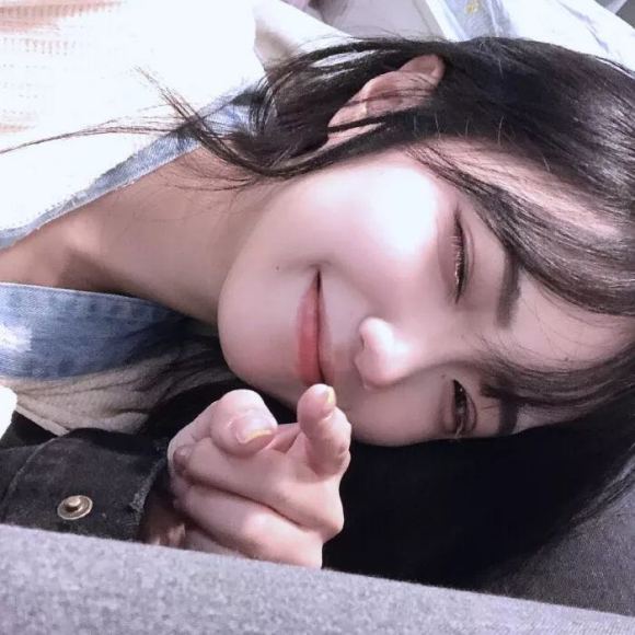 阳光洒脱网红女生头像