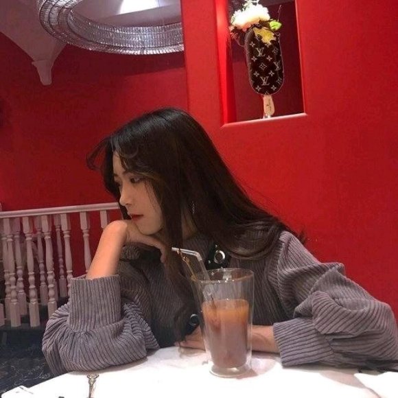 阳光洒脱网红女生头像