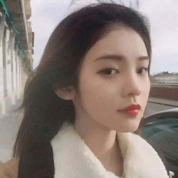 阳光洒脱网红女生头像