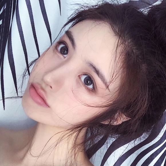 阳光洒脱网红女生头像