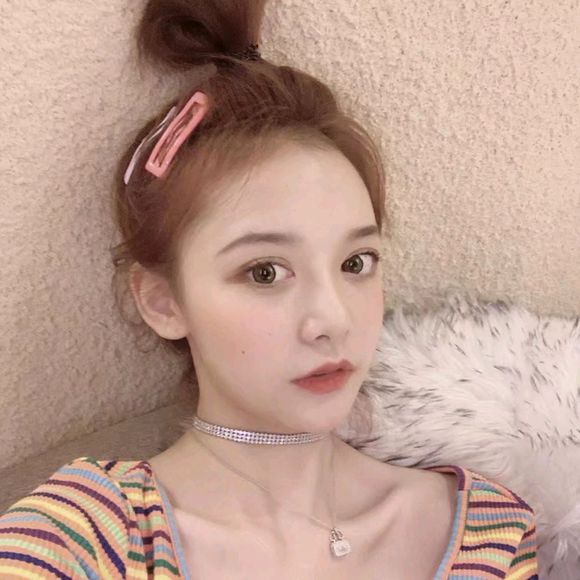 阳光洒脱网红女生头像