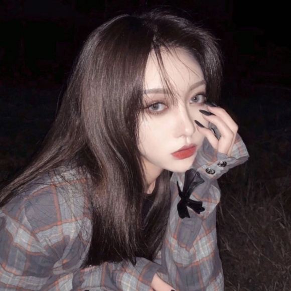 阳光洒脱网红女生头像