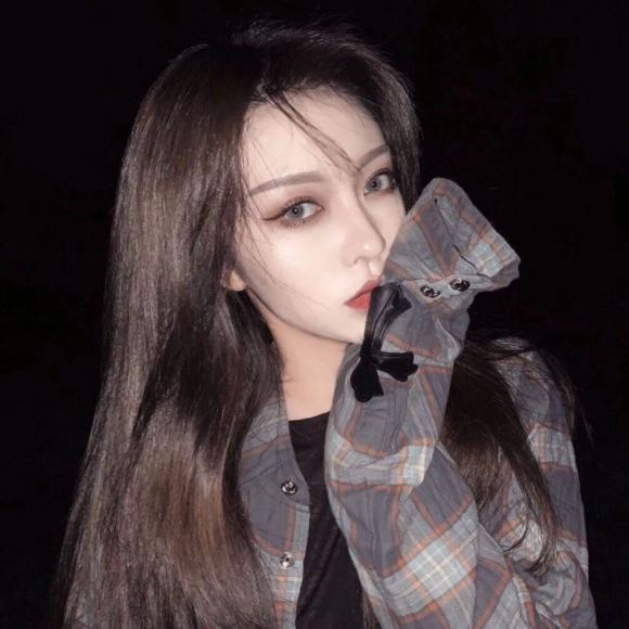 阳光洒脱网红女生头像