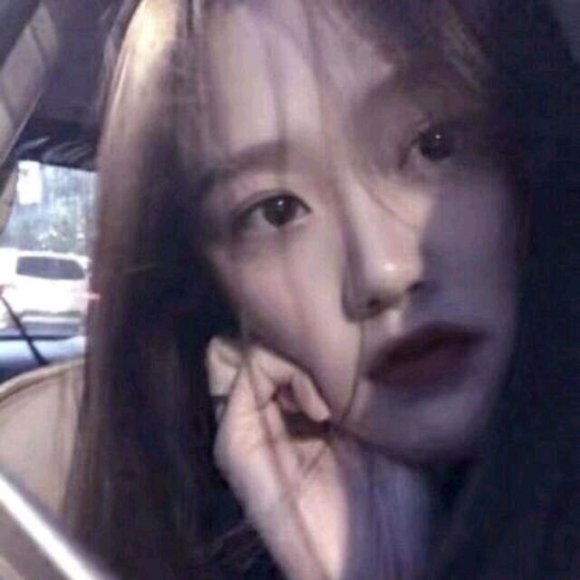 阳光洒脱网红女生头像