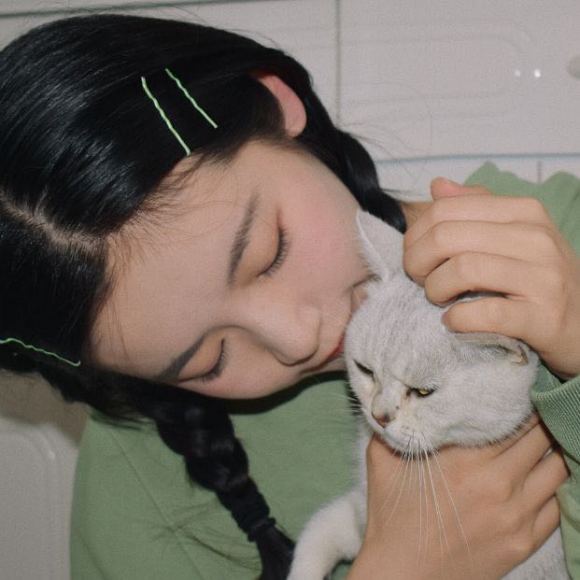 阳光洒脱网红女生头像