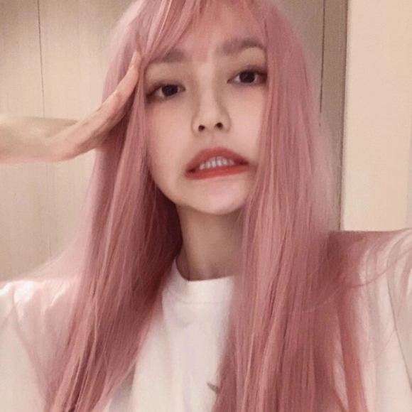 阳光洒脱网红女生头像