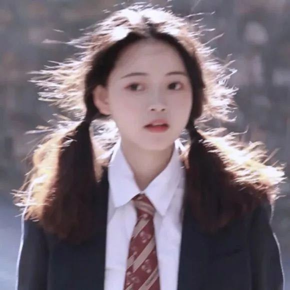 阳光洒脱网红女生头像