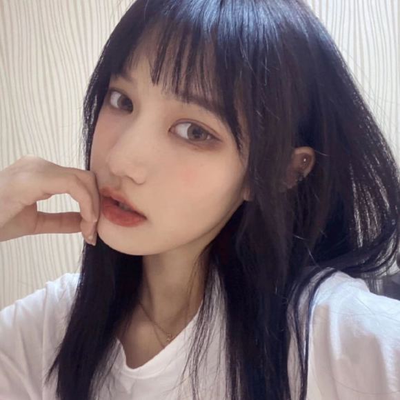 阳光洒脱网红女生头像