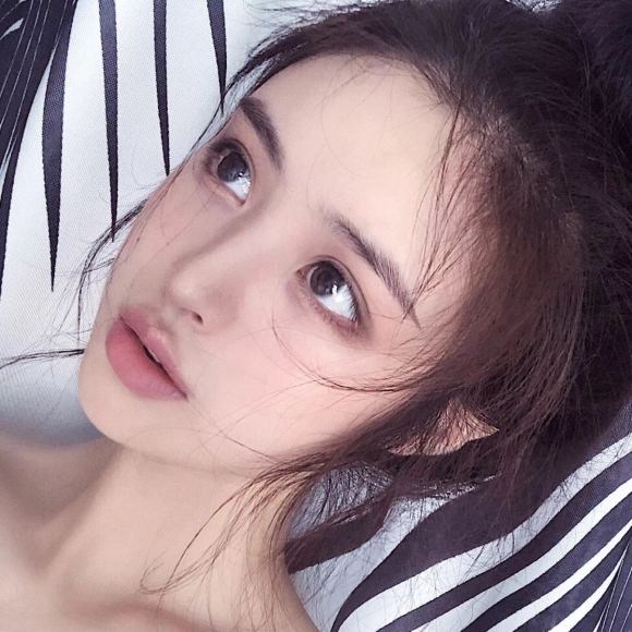 阳光洒脱网红女生头像