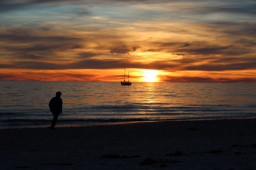 唯美意境的微信海滩落日美景图片