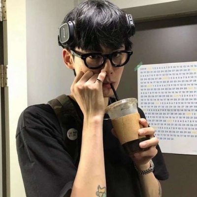 帅气时尚非主流的微信男生头像