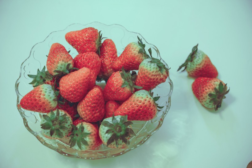 鲜红诱人的草莓微信唯美摄影图片