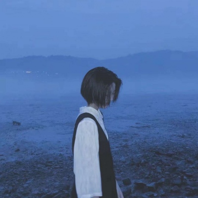 唯美蓝色系的微信伤感女生头像