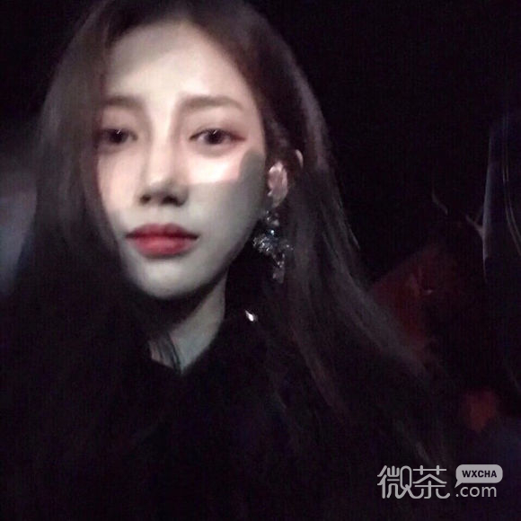 深沉成熟长发女生头像