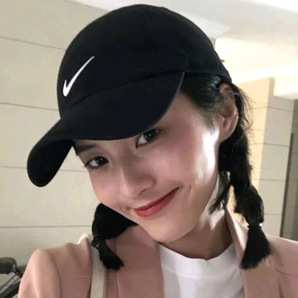 酷酷的激萌深沉微信女生头像