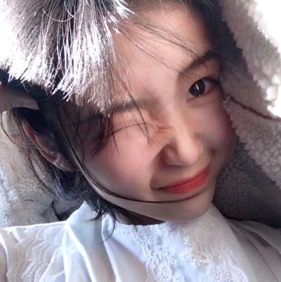 成熟文艺性感长发微信女生头像