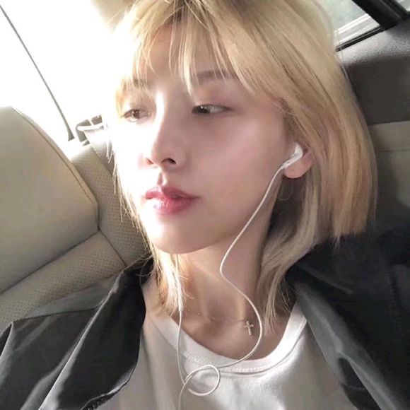 酷酷的激萌深沉微信女生头像