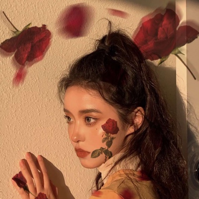 时尚成熟的微信优雅女生头像