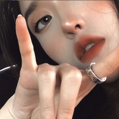 时尚成熟的微信优雅女生头像