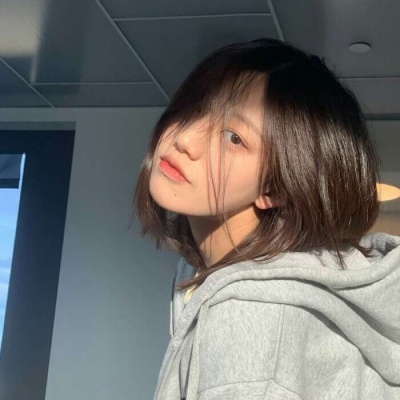 成熟高冷的微信帅气女生头像