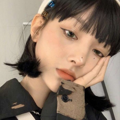 成熟高冷的微信帅气女生头像