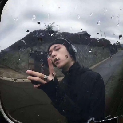 孤独伤感风格的微信男生头像