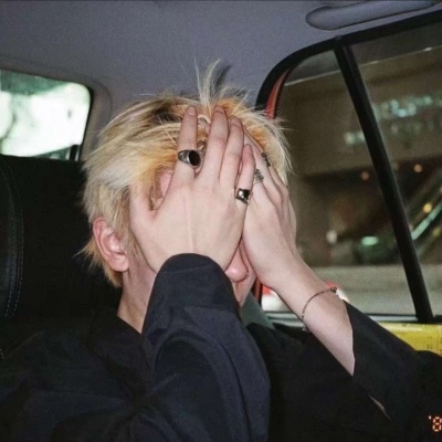 孤独伤感风格的微信男生头像