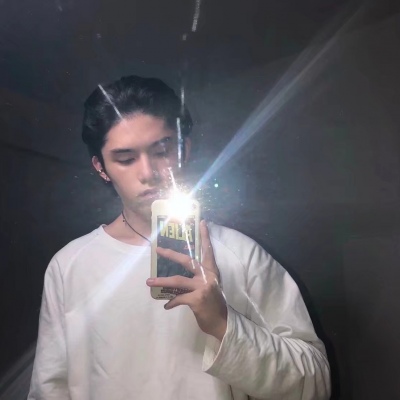 孤独伤感风格的微信男生头像