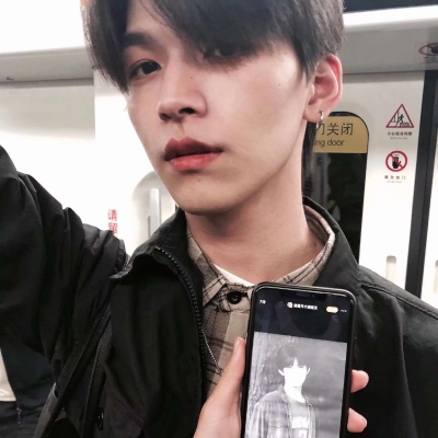 孤独伤感风格的微信男生头像