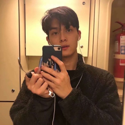 孤独伤感风格的微信男生头像