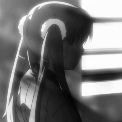 流泪伤感风格的微信动漫女生头像