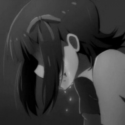 流泪伤感风格的微信动漫女生头像