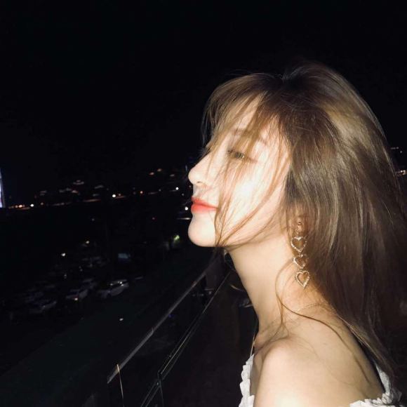 御姐时尚洒脱微信女生头像