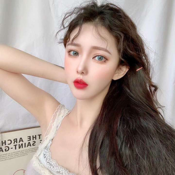 御姐时尚洒脱微信女生头像