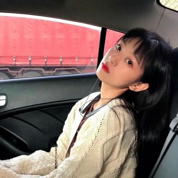 御姐时尚洒脱微信女生头像