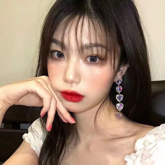 御姐时尚洒脱微信女生头像