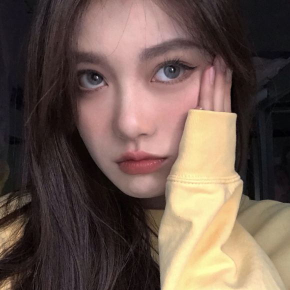 御姐时尚洒脱微信女生头像