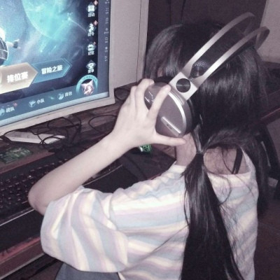 可爱带耳机的微信电竞女生头像