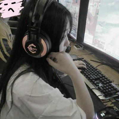 可爱带耳机的微信电竞女生头像