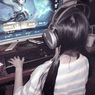 可爱带耳机的微信电竞女生头像
